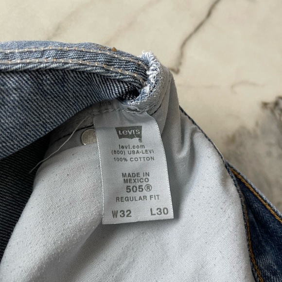 Levi’s 505 Hi-Rise Straight Leg Cut-Out Mom Jeans - Picture 7 of 9